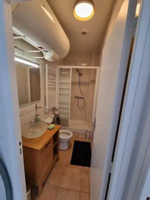 Salle de bains dans l'établissement Métro 4 - 3 Pièces près de Paris
