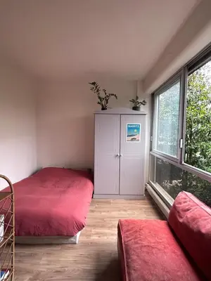 Un ou plusieurs lits dans un hébergement de l'établissement Charmant appartement vue jardin