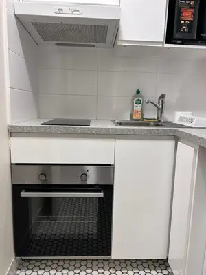 Cuisine ou kitchenette dans l'établissement Charmant appartement vue jardin