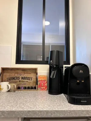 Plateau bouilloire dans l'établissement Charmant appartement vue jardin