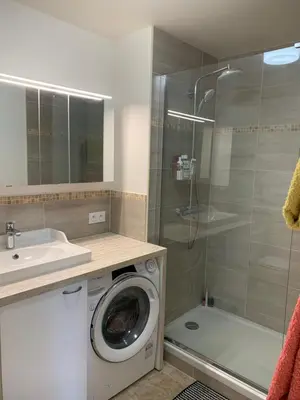 Salle de bains dans l'établissement Charmant appartement vue jardin