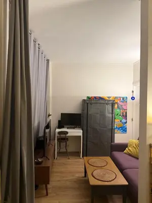 Télévision ou salle de divertissement dans l'établissement Charmant appartement vue jardin