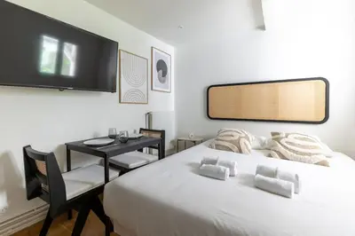 Un ou plusieurs lits dans un hébergement de l'établissement Studio de Charme proche de Montparnasse