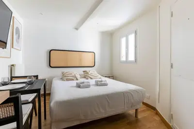 Un ou plusieurs lits dans un hébergement de l'établissement Studio de Charme proche de Montparnasse
