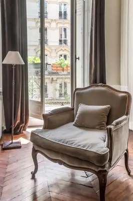 Coin salon dans l'établissement Elégant appartement parisien