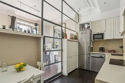 Cuisine ou kitchenette dans l'établissement Elégant appartement parisien