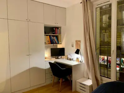 Bibliothèque dans l'appartement