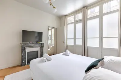 Un ou plusieurs lits dans un hébergement de l'établissement Appartement de charme 1BR Condorcet Saint-Georges