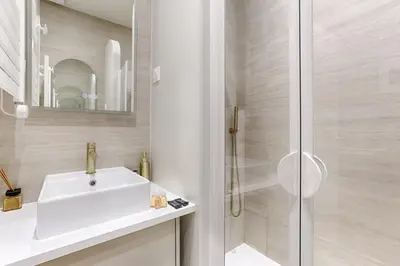 Salle de bains dans l'établissement Appartement de charme 1BR Condorcet Saint-Georges