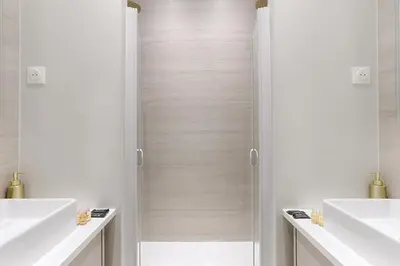 Salle de bains dans l'établissement Appartement de charme 1BR Condorcet Saint-Georges