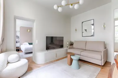 Télévision ou salle de divertissement dans l'établissement Appartement de charme 1BR Condorcet Saint-Georges