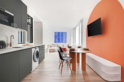 Cuisine ou kitchenette dans l'établissement Charming apt with patio - 2BD4P - Monceau Park