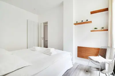 Un ou plusieurs lits dans un hébergement de l'établissement Charming apt with patio - 2BD4P - Monceau Park