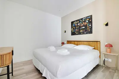 Un ou plusieurs lits dans un hébergement de l'établissement Charming apt with patio - 2BD4P - Monceau Park