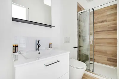 Salle de bains dans l'établissement Charming apt with patio - 2BD4P - Monceau Park