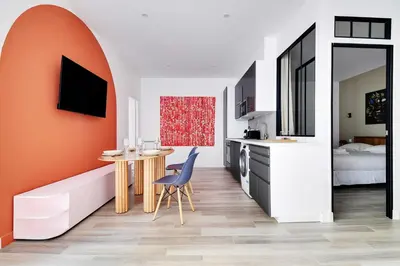 Télévision ou salle de divertissement dans l'établissement Charming apt with patio - 2BD4P - Monceau Park