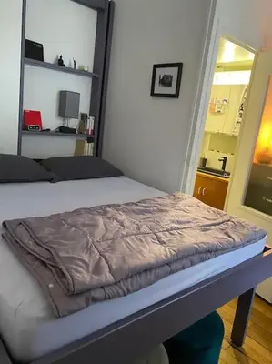 Un ou plusieurs lits dans un hébergement de l'établissement Central Paris Charming Flat
