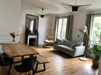 Coin salon dans l'établissement Beautifully designed homely calm parisian duplex