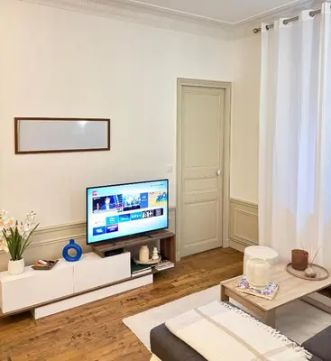 Télévision ou salle de divertissement dans l'établissement Appartement Privé Chic Paris - Tour Eiffel