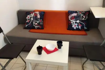 Coin salon dans l'établissement Petit studio rénové proche Place République 75011