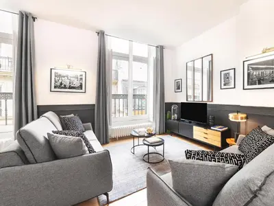 Télévision ou salle de divertissement dans l'établissement LivinParis - Luxury AC 3 Bedrooms Le Louvre II