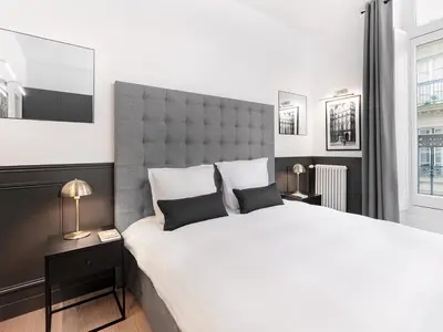 Un ou plusieurs lits dans un hébergement de l'établissement LivinParis - Luxury AC 3 Bedrooms Le Louvre II