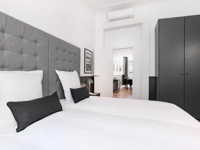 Un ou plusieurs lits dans un hébergement de l'établissement LivinParis - Luxury AC 3 Bedrooms Le Louvre II