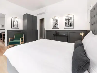 Un ou plusieurs lits dans un hébergement de l'établissement LivinParis - Luxury AC 3 Bedrooms Le Louvre II