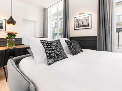Un ou plusieurs lits dans un hébergement de l'établissement LivinParis - Luxury AC 3 Bedrooms Le Louvre II