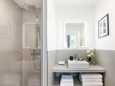 Salle de bains dans l'établissement LivinParis - Luxury AC 3 Bedrooms Le Louvre II