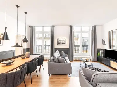 Télévision ou salle de divertissement dans l'établissement LivinParis - Luxury AC 3 Bedrooms Le Louvre II
