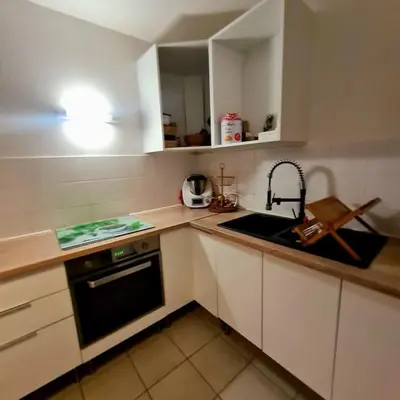Cuisine ou kitchenette dans l'établissement Appart Cosy Family near JO2024