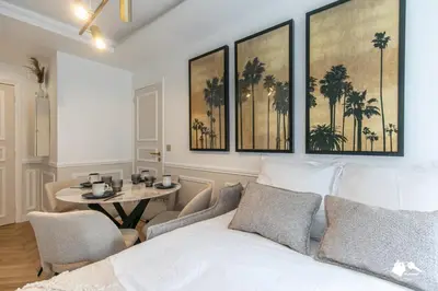 Coin salon dans l'établissement MBA - Louvres - Luxury Appartement