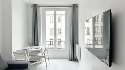 Télévision ou salle de divertissement dans l'établissement 117- Charmant Appartement Cosy pour 5 au Cœur de Paris
