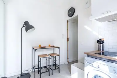 Cuisine ou kitchenette dans l'établissement Studio central Parc des Buttes-Chaumont - II