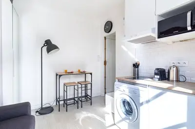Cuisine ou kitchenette dans l'établissement Studio central Parc des Buttes-Chaumont - II