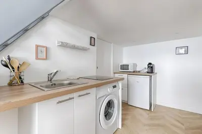 Cuisine ou kitchenette dans l'établissement Sentier Historical Center III Charming Apartment