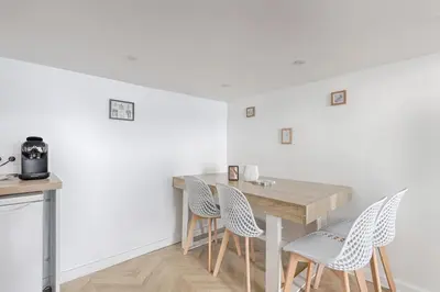 Cuisine ou kitchenette dans l'établissement Sentier Historical Center III Charming Apartment