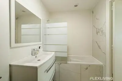 Salle de bains dans l'établissement Flexliving - room - Banquier