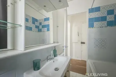 Salle de bains dans l'établissement Flexliving - room - Paris 15