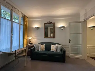 Coin salon dans l'établissement Luxury and cosy apartment in Paris, 16è Arrondissement