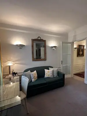 Coin salon dans l'établissement Luxury and cosy apartment in Paris, 16è Arrondissement
