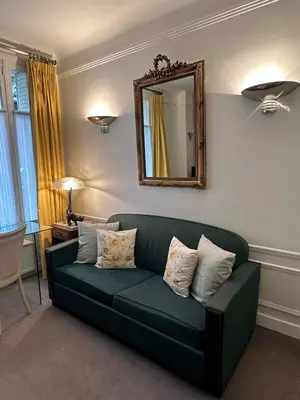 Coin salon dans l'établissement Luxury and cosy apartment in Paris, 16è Arrondissement