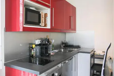 Cuisine ou kitchenette dans l'établissement Charmant studio avec balcon - Sacré-Cœur