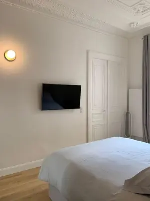 Télévision ou salle de divertissement dans l'établissement Newly renovated apt near La Madeleine