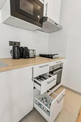Cuisine ou kitchenette dans l'établissement Appartement charmant proche de la Défense