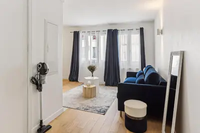 Coin salon dans l'établissement Appartement charmant proche de la Défense