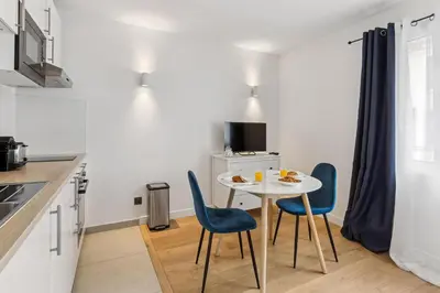 Cuisine ou kitchenette dans l'établissement Appartement charmant proche de la Défense