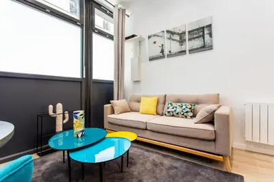 Coin salon dans l'établissement Intimate apartment - 1BR-4P - Republique