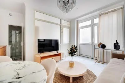Télévision ou salle de divertissement dans l'établissement Cosy and Chic 1BR - 4P- Eiffel Tower - Trocadero
